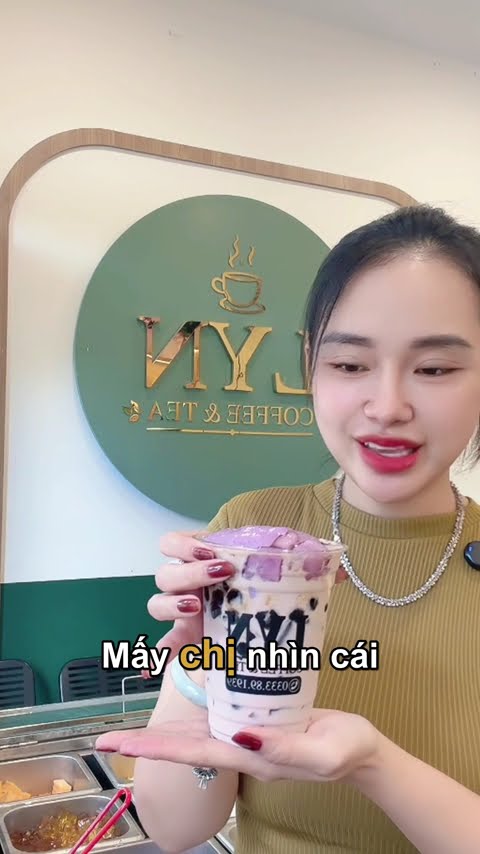 Chủ quán LYN COFFEE & TEA quay video giới thiệu ly trà sữa khoai môn