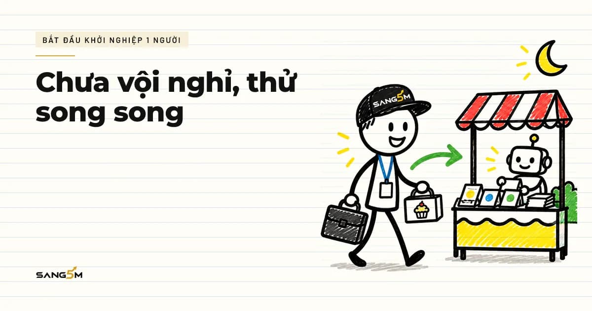Người đội nón SANG5M đeo thẻ nhân viên, tay cầm cặp công sở, tay bưng hộp bánh, đi về quầy bán nhỏ buổi tối