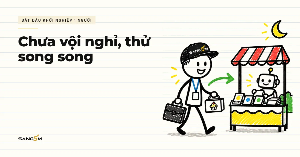 Người đội nón SANG5M đeo thẻ nhân viên, tay cầm cặp công sở, tay bưng hộp bánh, đi về quầy bán nhỏ buổi tối
