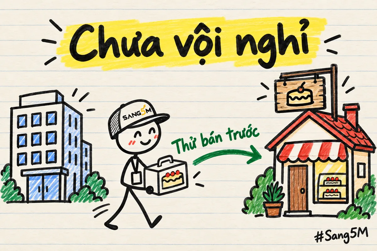 Người đi làm đội nón đeo thẻ nhân viên, cầm hộp bánh đi về ngôi nhà nhỏ, cạnh nhãn chưa vội nghỉ và thử bán trước