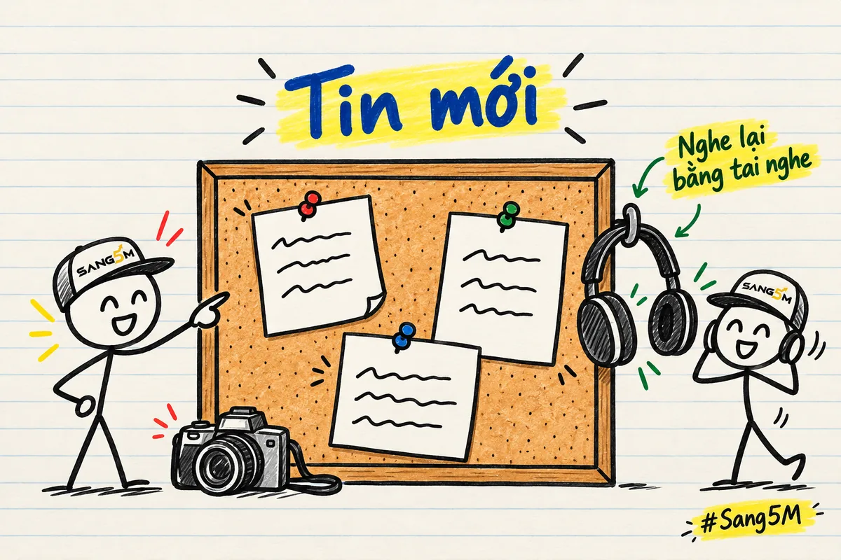 Bảng tin vẽ tay có ba mẩu giấy ghim, máy ảnh ở góc, tai nghe treo cạnh bảng, hai người que đội nón SANG5M đứng hai bên.