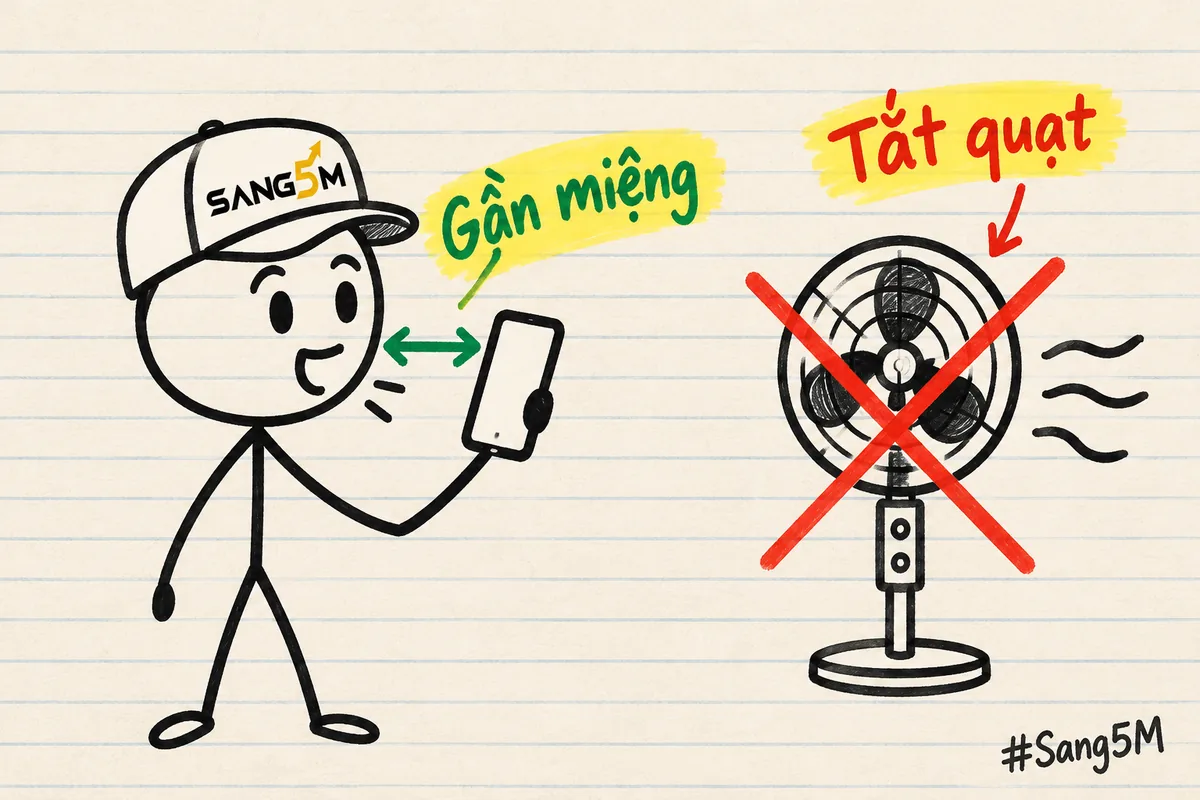 Người đội nón SANG5M cầm điện thoại sát miệng khi nói, bên cạnh là cây quạt bị gạch chéo đỏ.