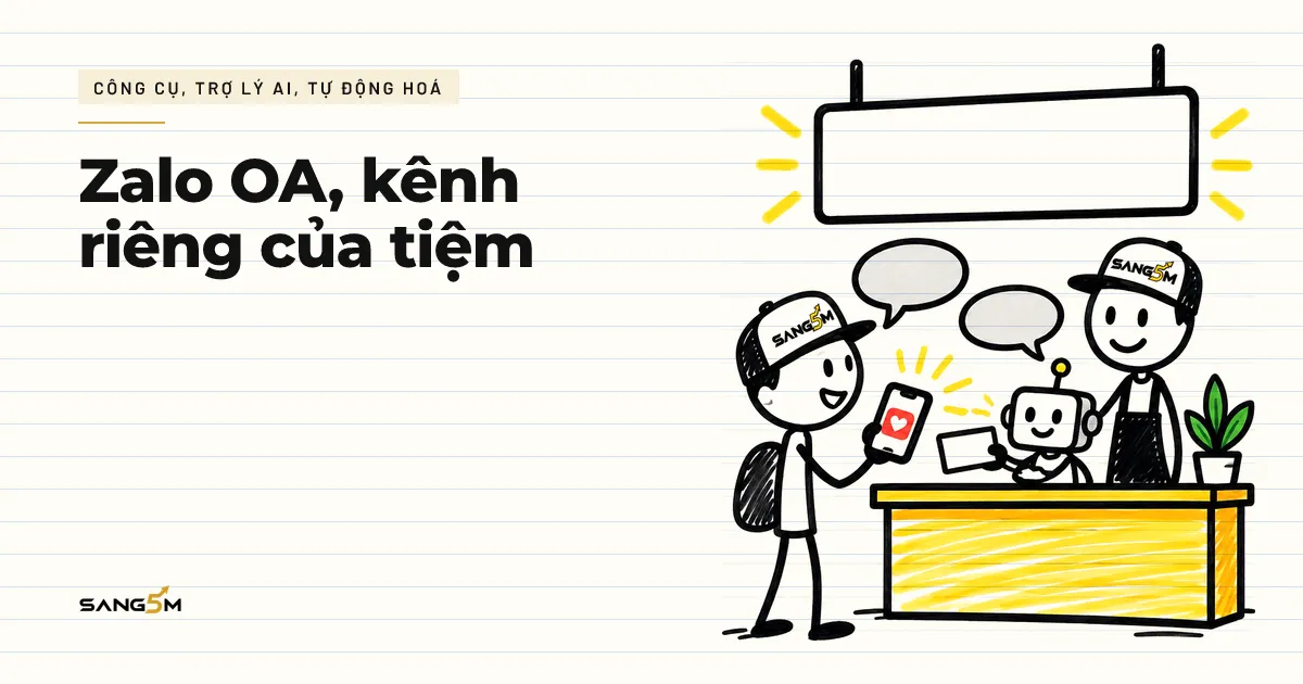 Người đội nón SANG5M đứng sau quầy tiếp khách có biển hiệu trống, khách cầm điện thoại bấm quan tâm, robot nhỏ đưa tờ trả lời