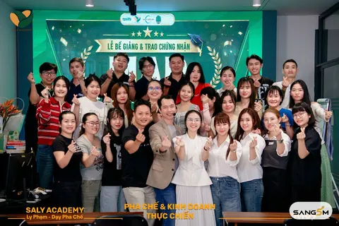Hồ Đăng Sang chụp ảnh cùng học viên tại lễ bế giảng khoá Pha chế và kinh doanh thực chiến